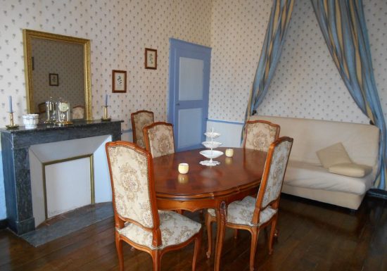 Meublé de M. & Mme Redon 1 étage Place St Pierre