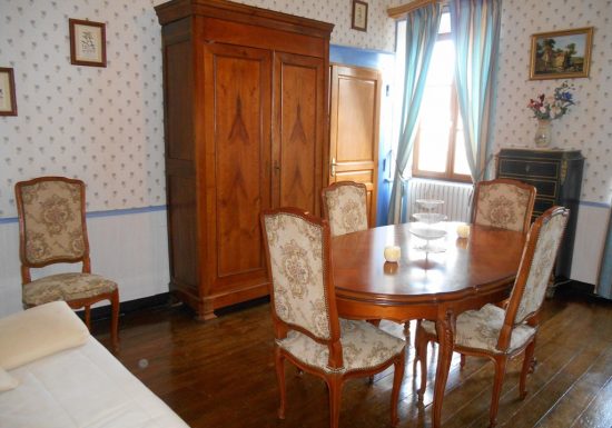 Meublé de M. & Mme Redon 1 étage Place St Pierre