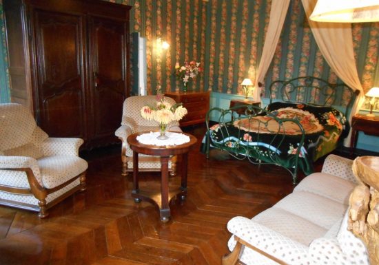 Meublé de M. & Mme Redon 1 étage Place St Pierre