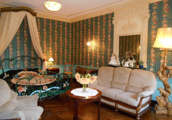 Meublé de M. & Mme Redon 1 étage Place St Pierre