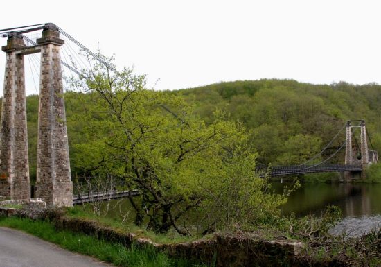Méandre de la Tardes et pont supendu