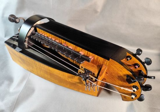 Luthier – Facteur de vielle à roue – Sébastien Tourny