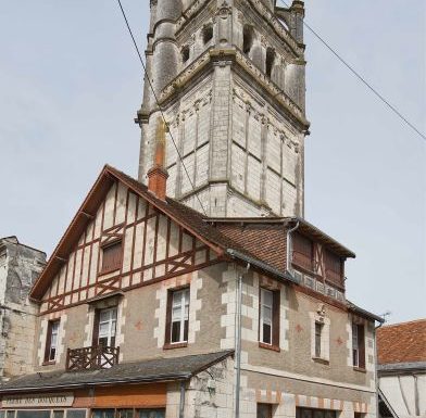 Au pied de la tour Saint Antoine