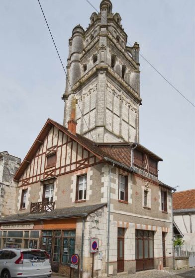 Au pied de la tour Saint Antoine