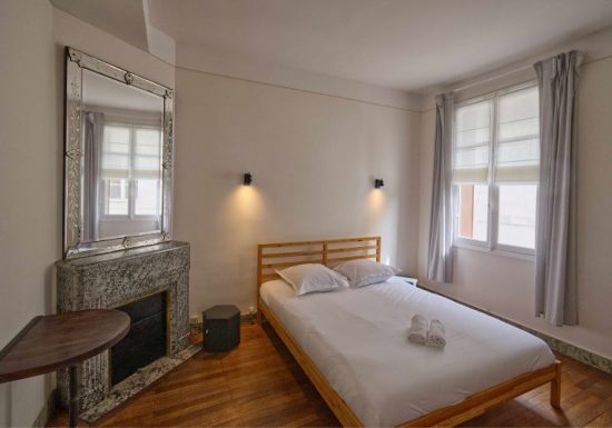 Au pied de la tour Saint Antoine