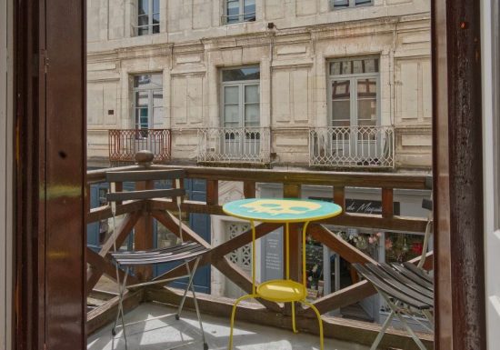 Au pied de la tour Saint Antoine