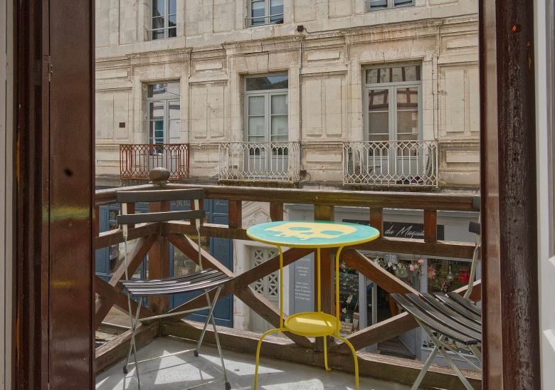 Au pied de la tour Saint Antoine