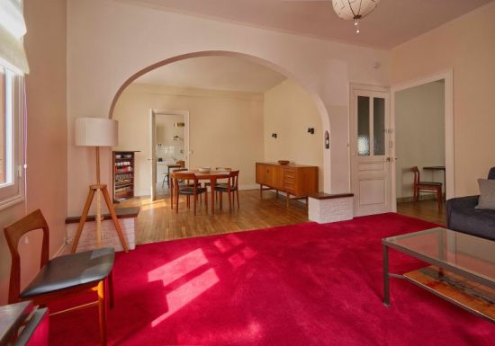 Au pied de la tour Saint Antoine