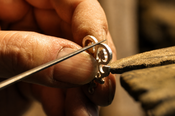 Visite d&rsquo;un atelier de créateur de bijoux en argent
